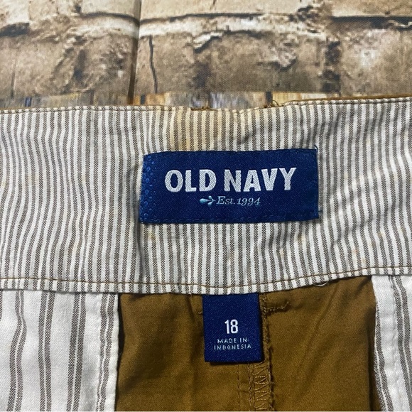Old Navy Brown Cotton Cuffed Chino Shorts - Picture 3 of 4